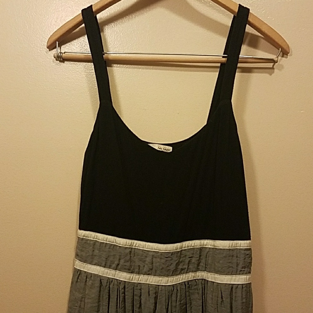 Simple Dress - Picture 3 of 5